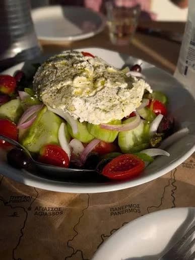 Photo d'origine d'une salade grecque prise au smartphone au restaurant